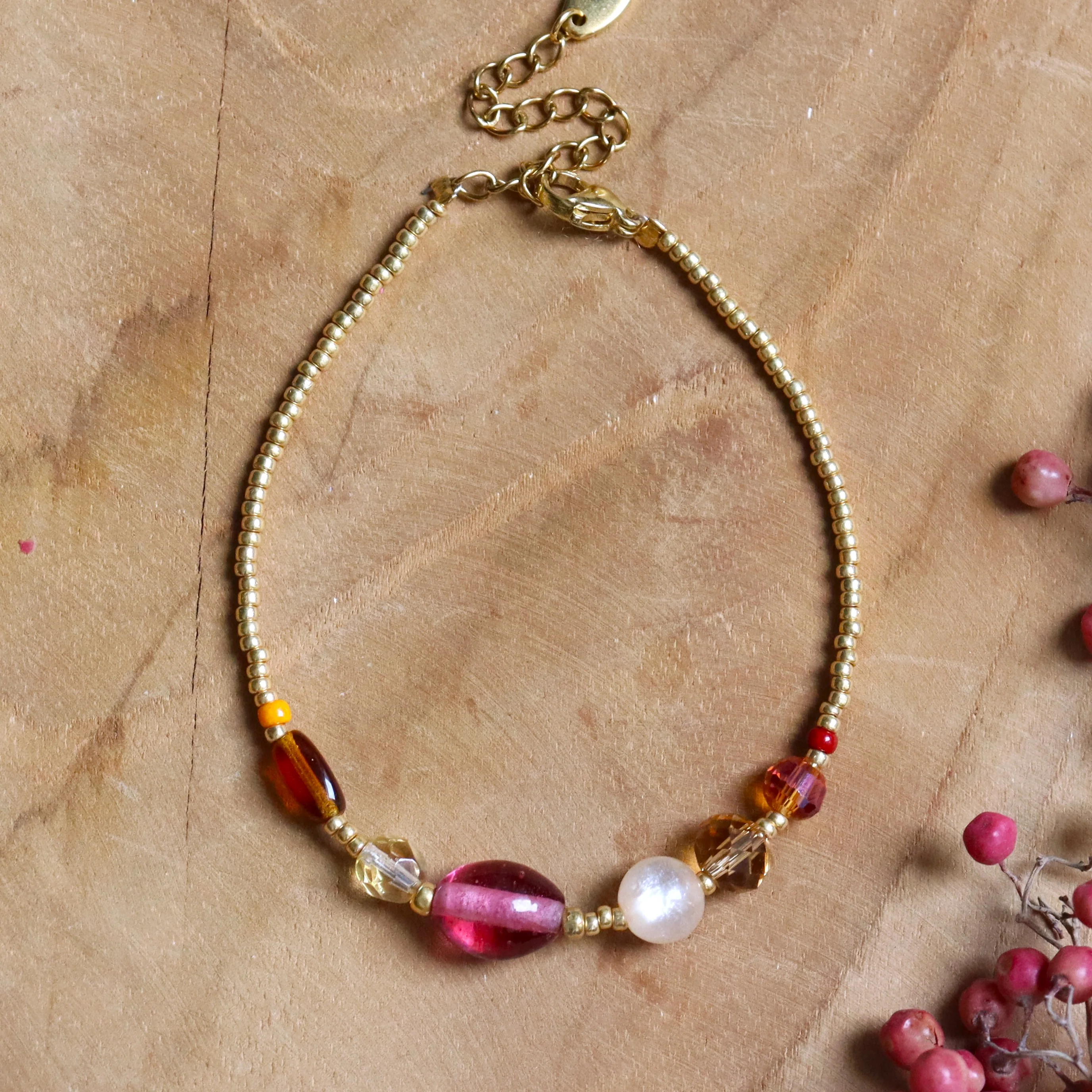 Armband - gekleurde glaskralen goud