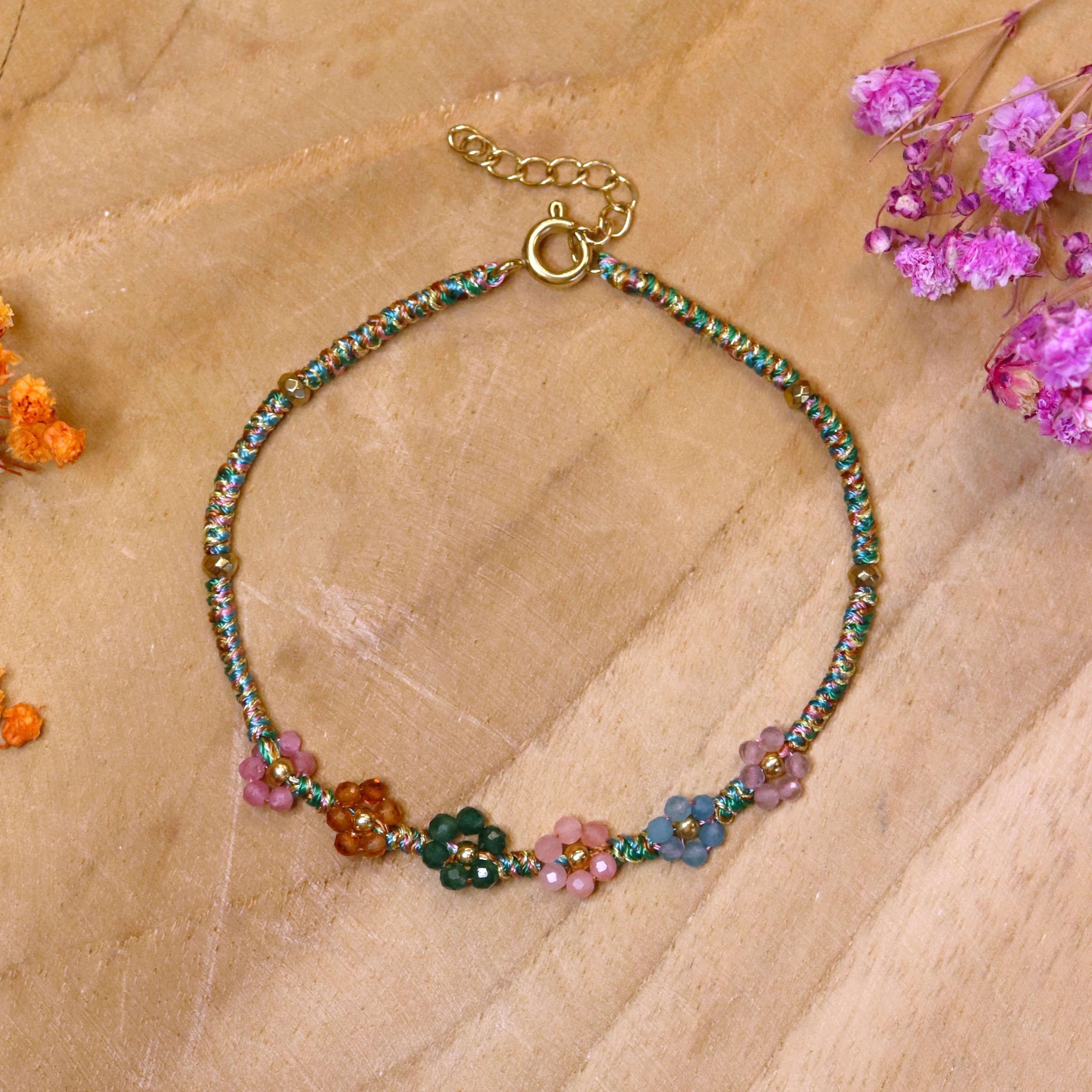 Armband van groen koord met kralenbloemen