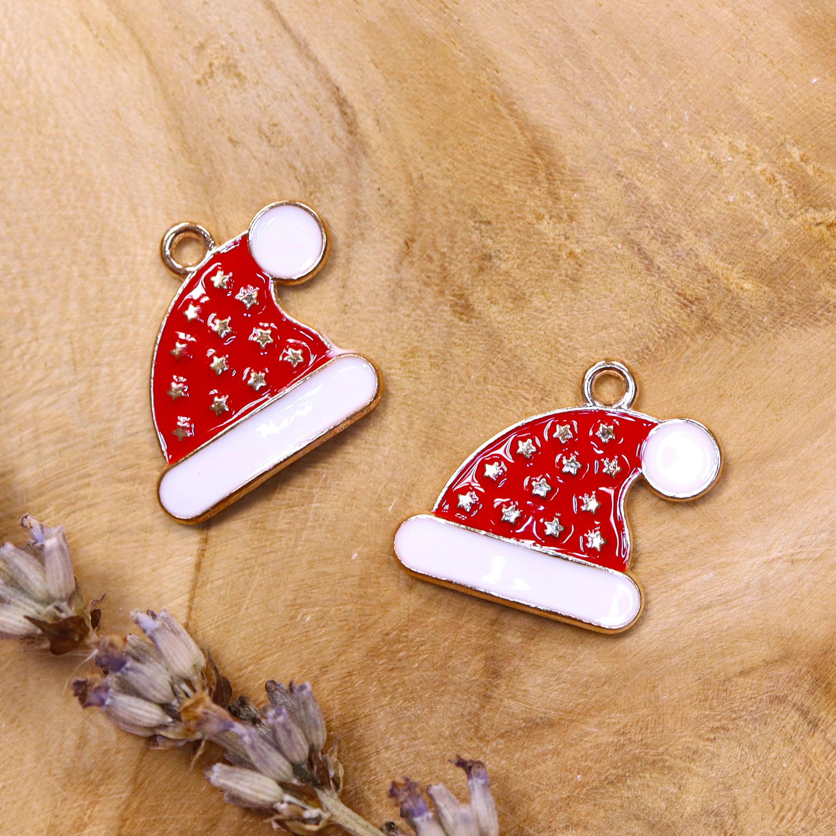 Enamel bedel - kerstmuts met sterren