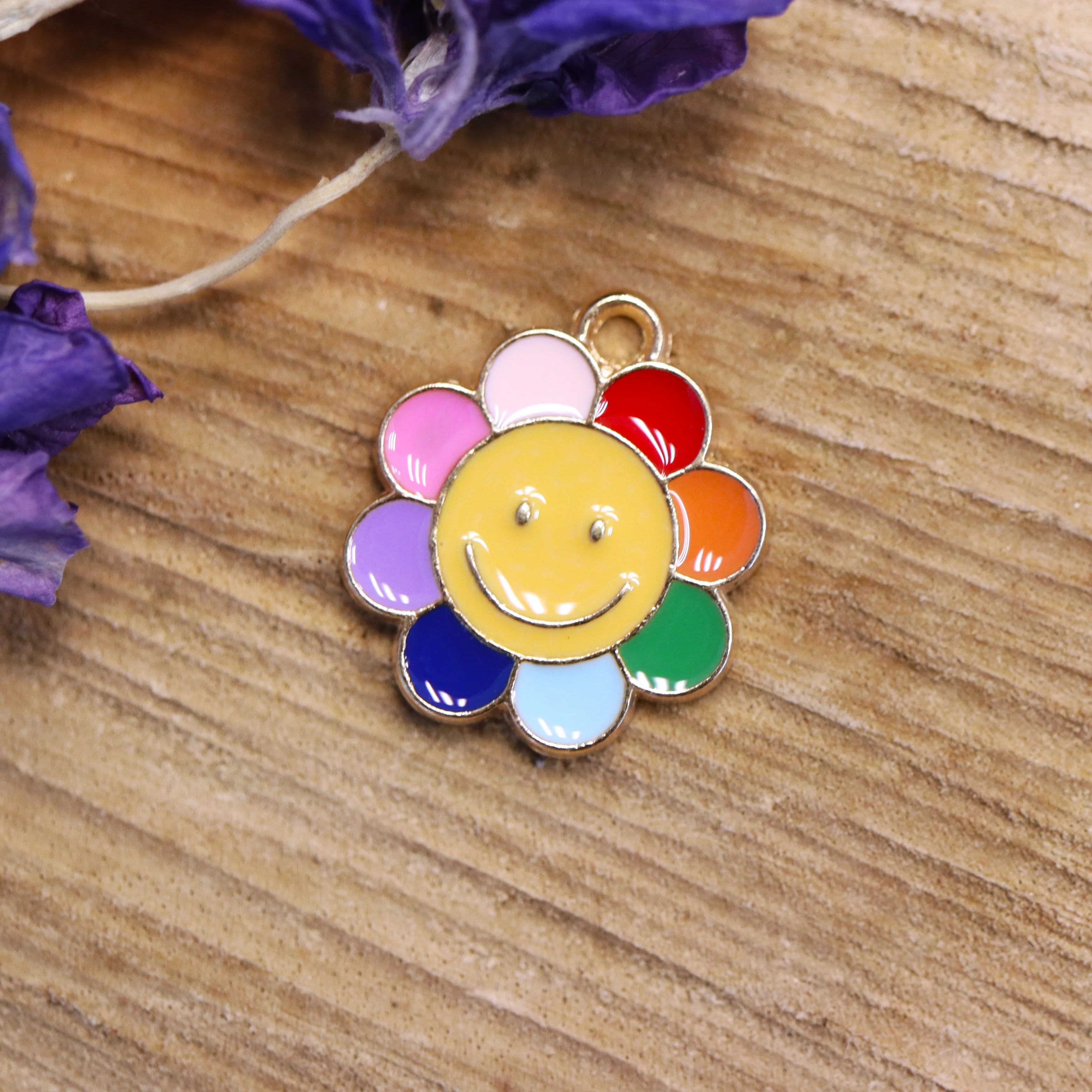 Enamel bedel - regenboog bloem goud