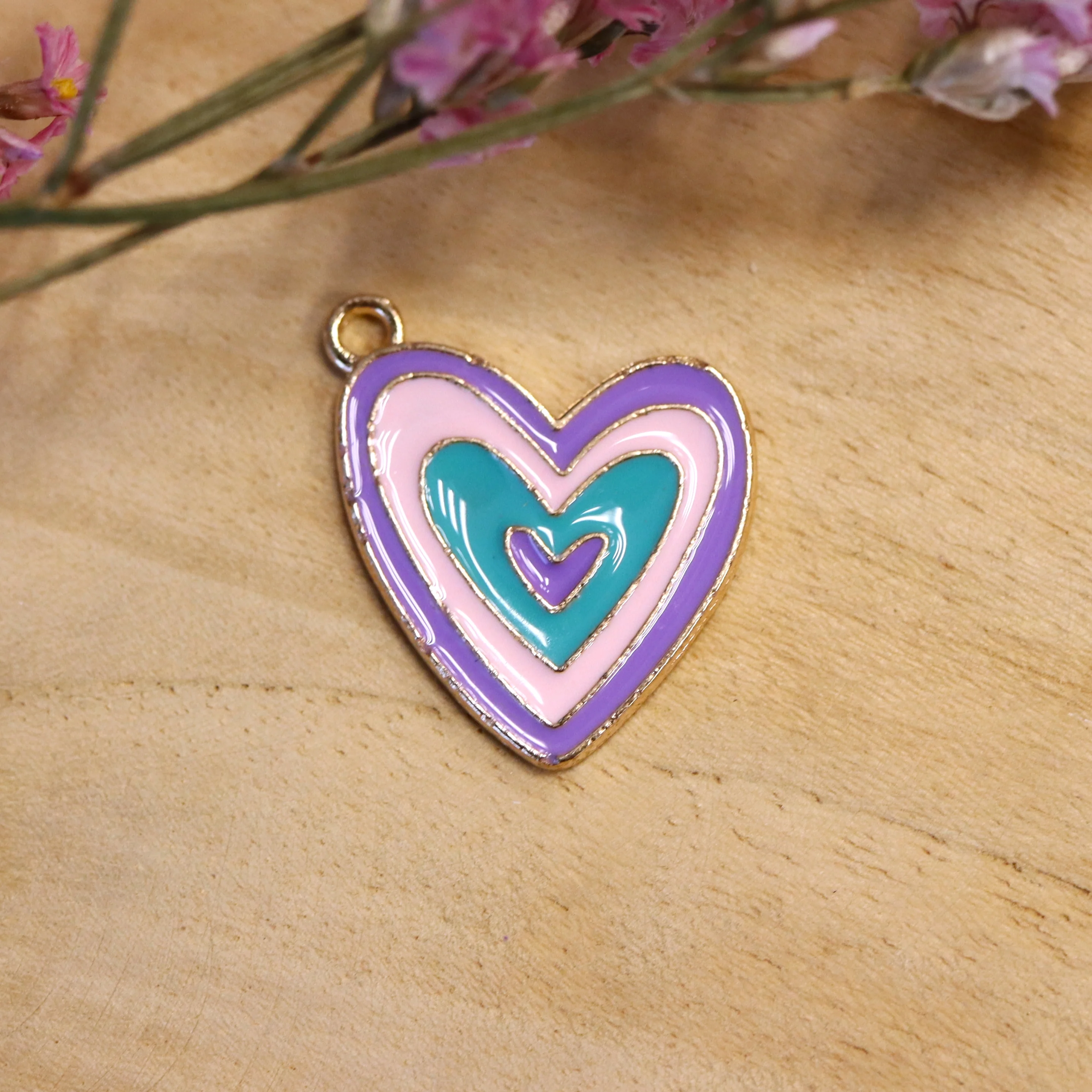 Enamel bedel - regenboog hart goud