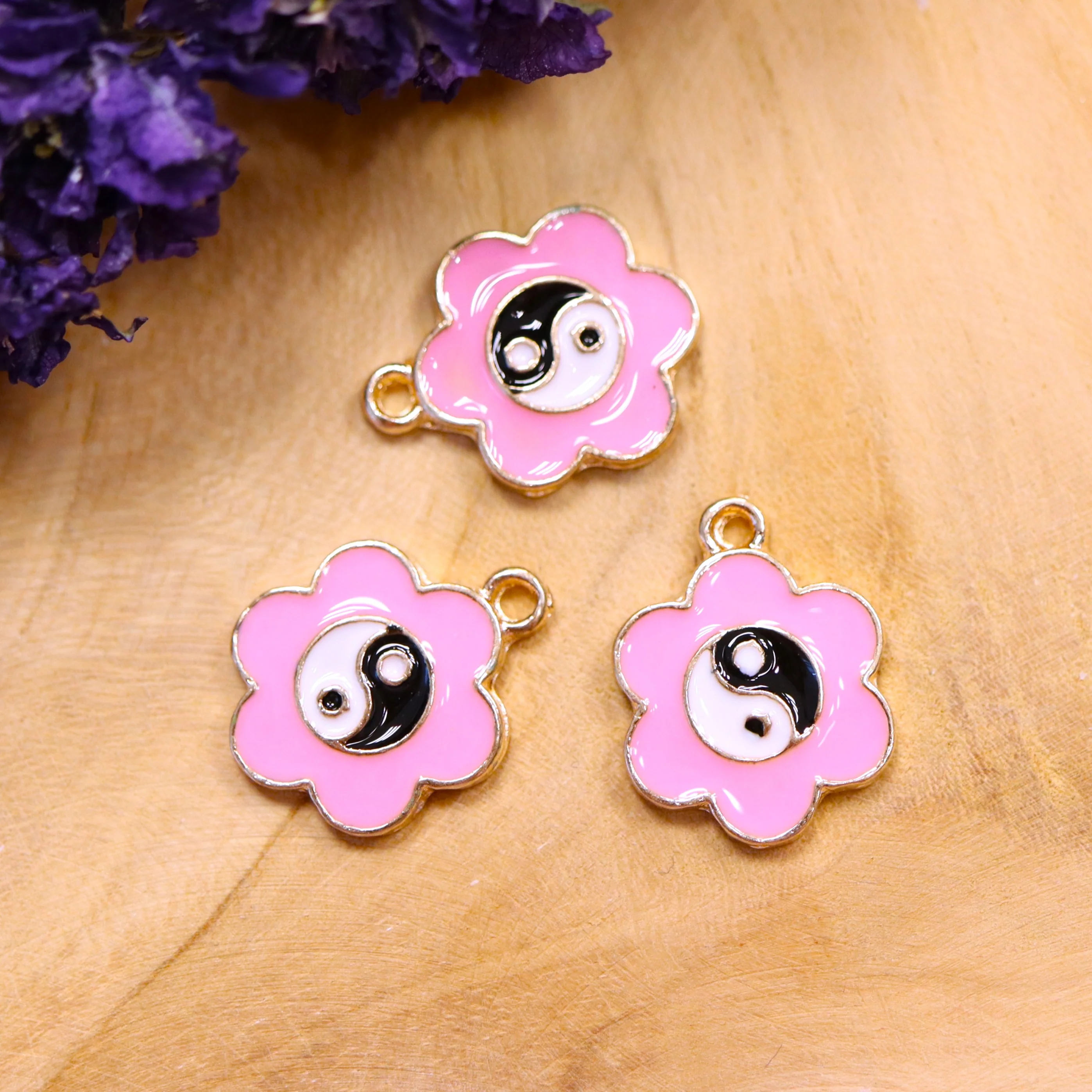 Enamel bedel - roze bloem met Yin Yang