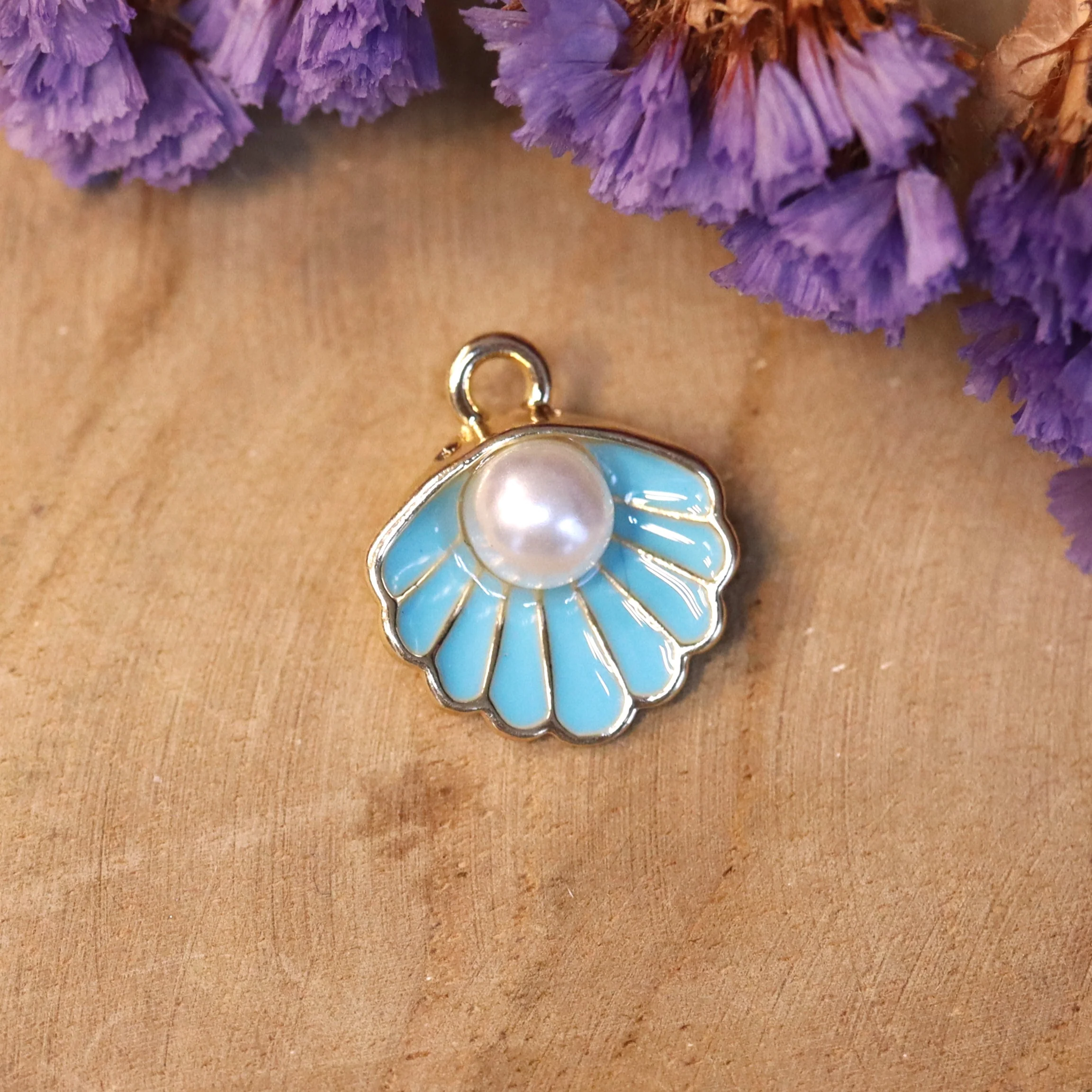 Enamel bedel - schelp met parel blauw