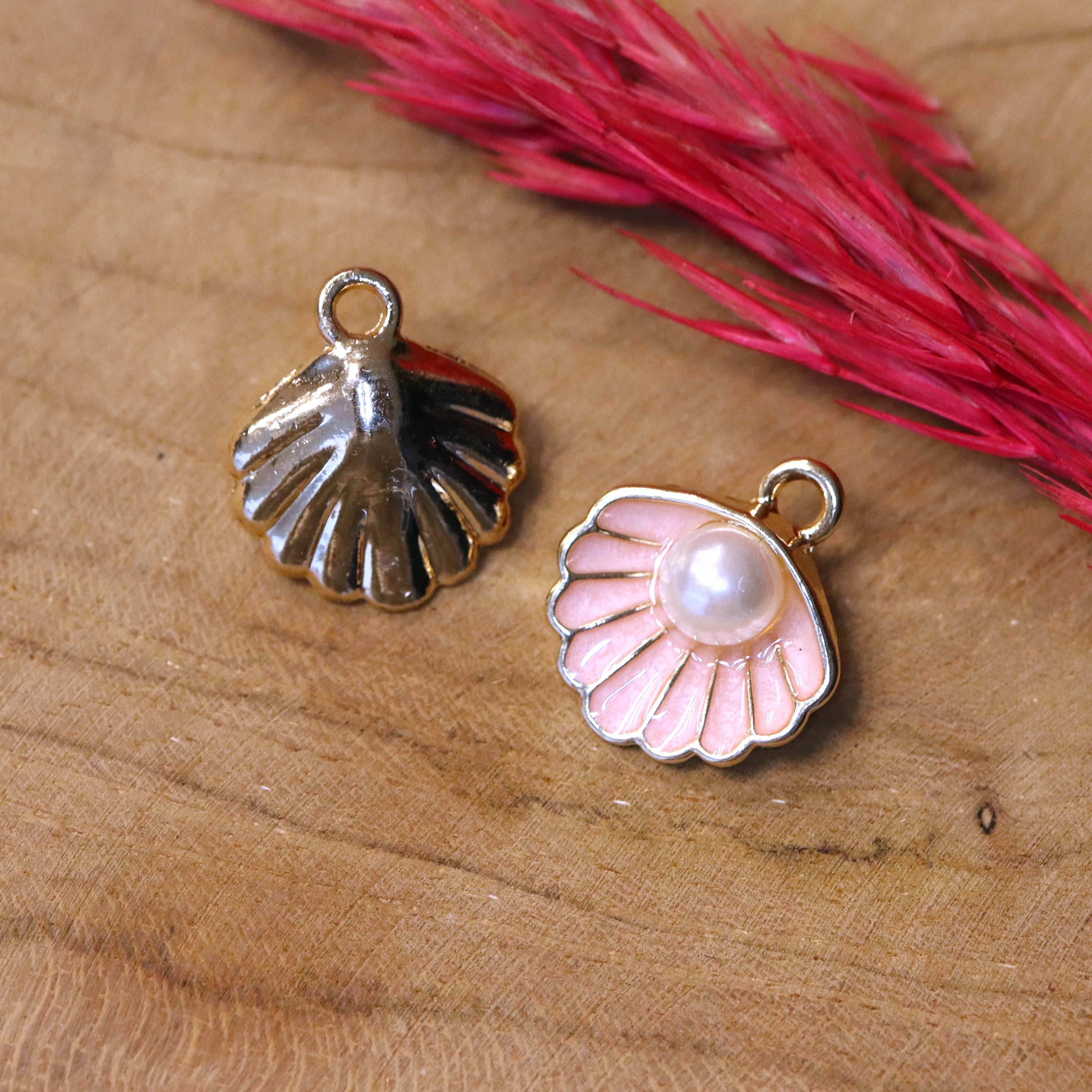Enamel bedel - schelp met parel roze