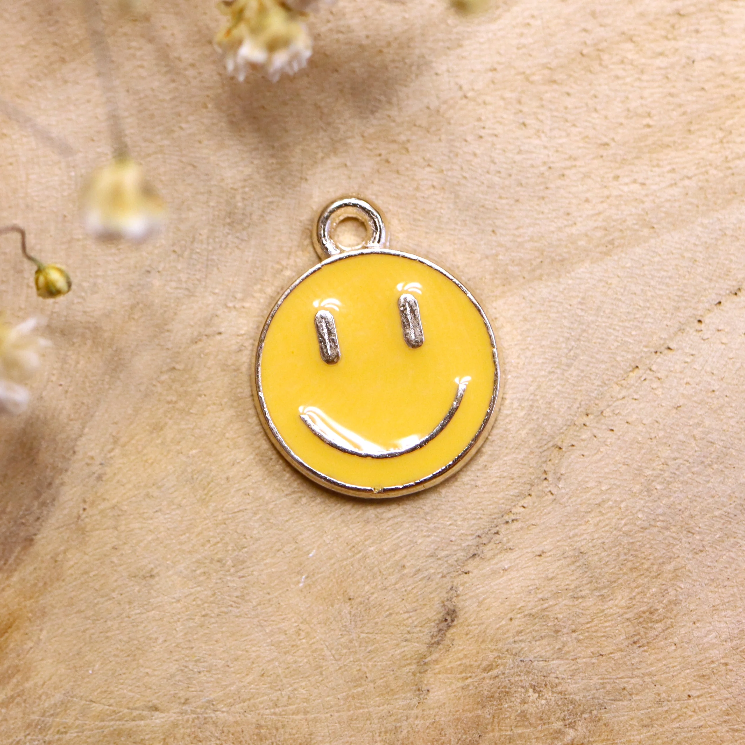 Enamel bedel - smiley geel goud