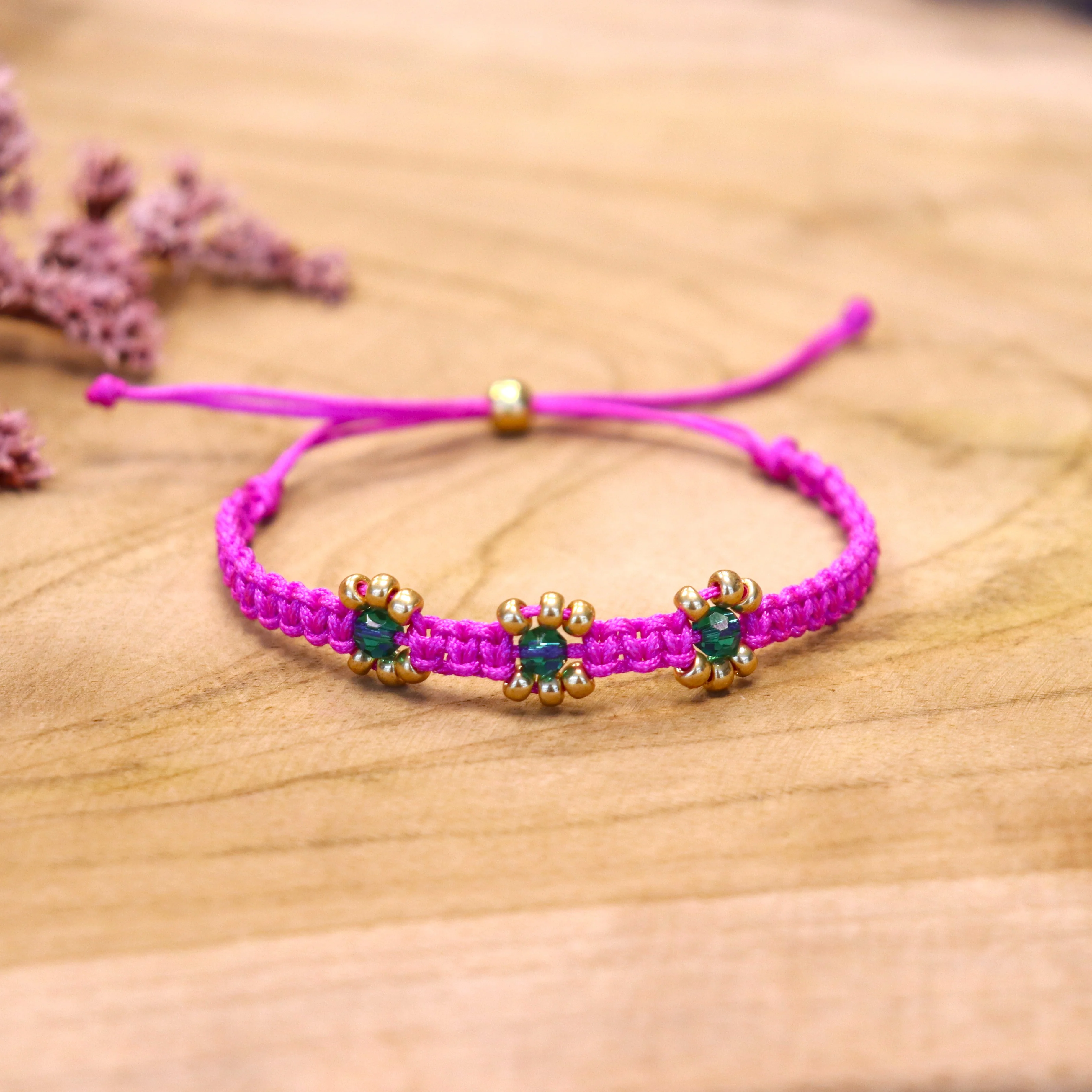 Geknoopte armband met bloemen - fuchsia