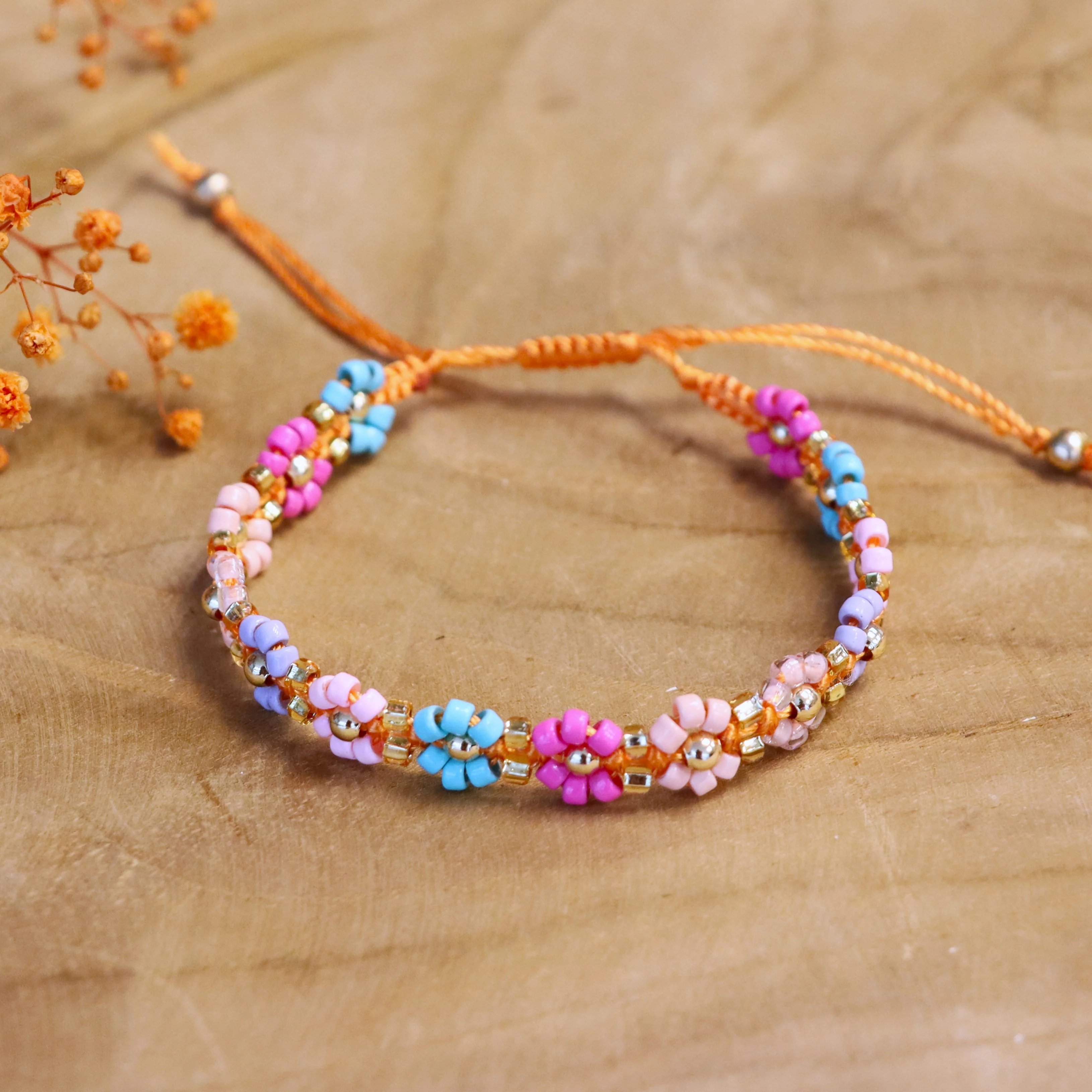 Geknoopte bloemen armband - oranje