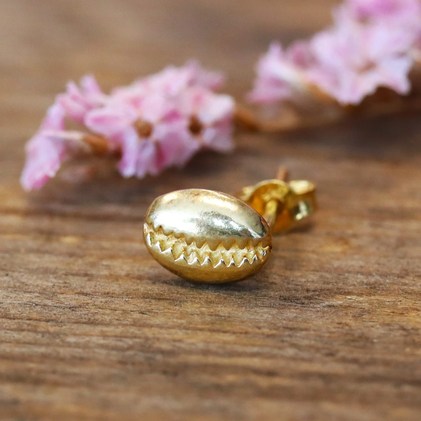 Gold plated oorsteker met schelp