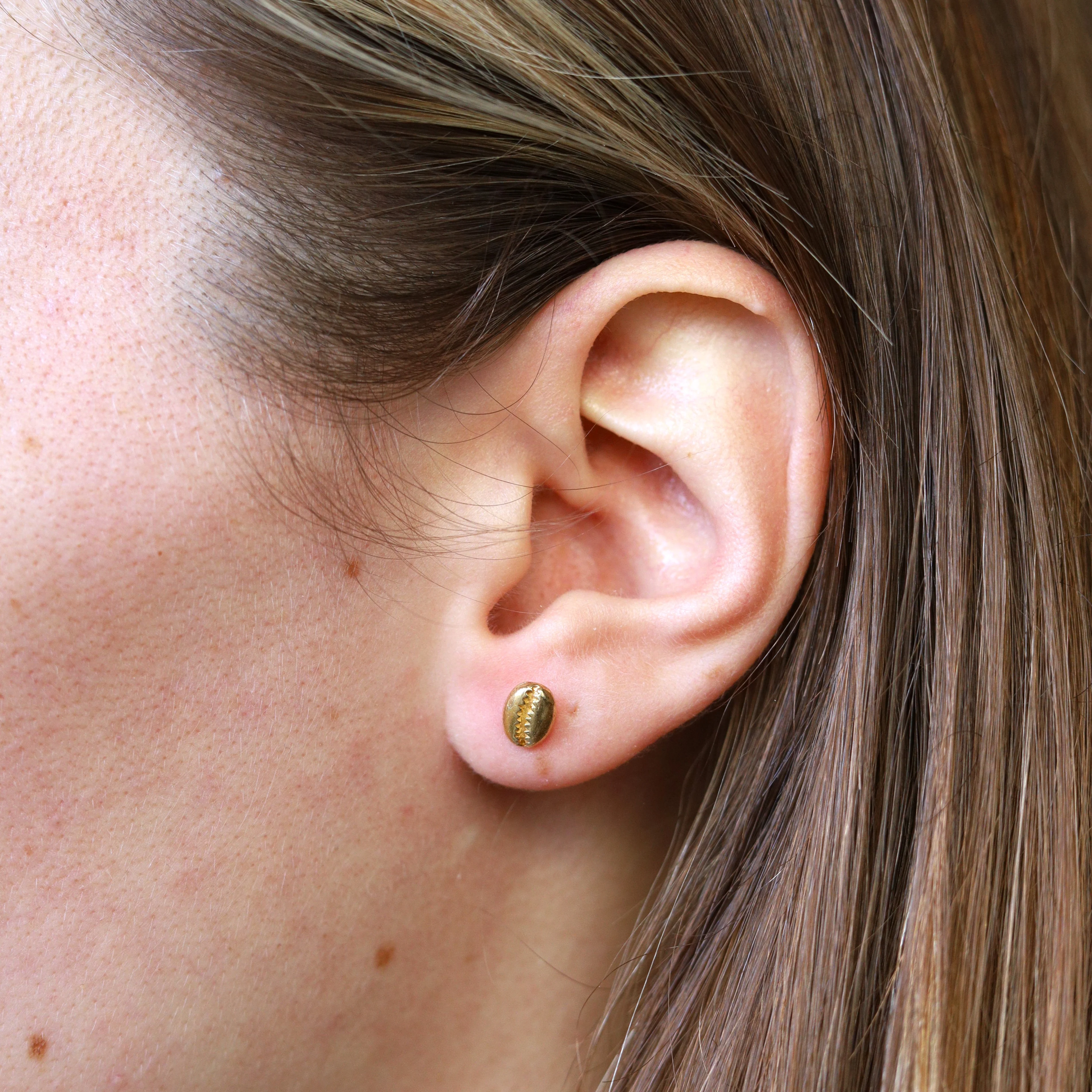 Gold plated oorsteker met schelp - Image 2