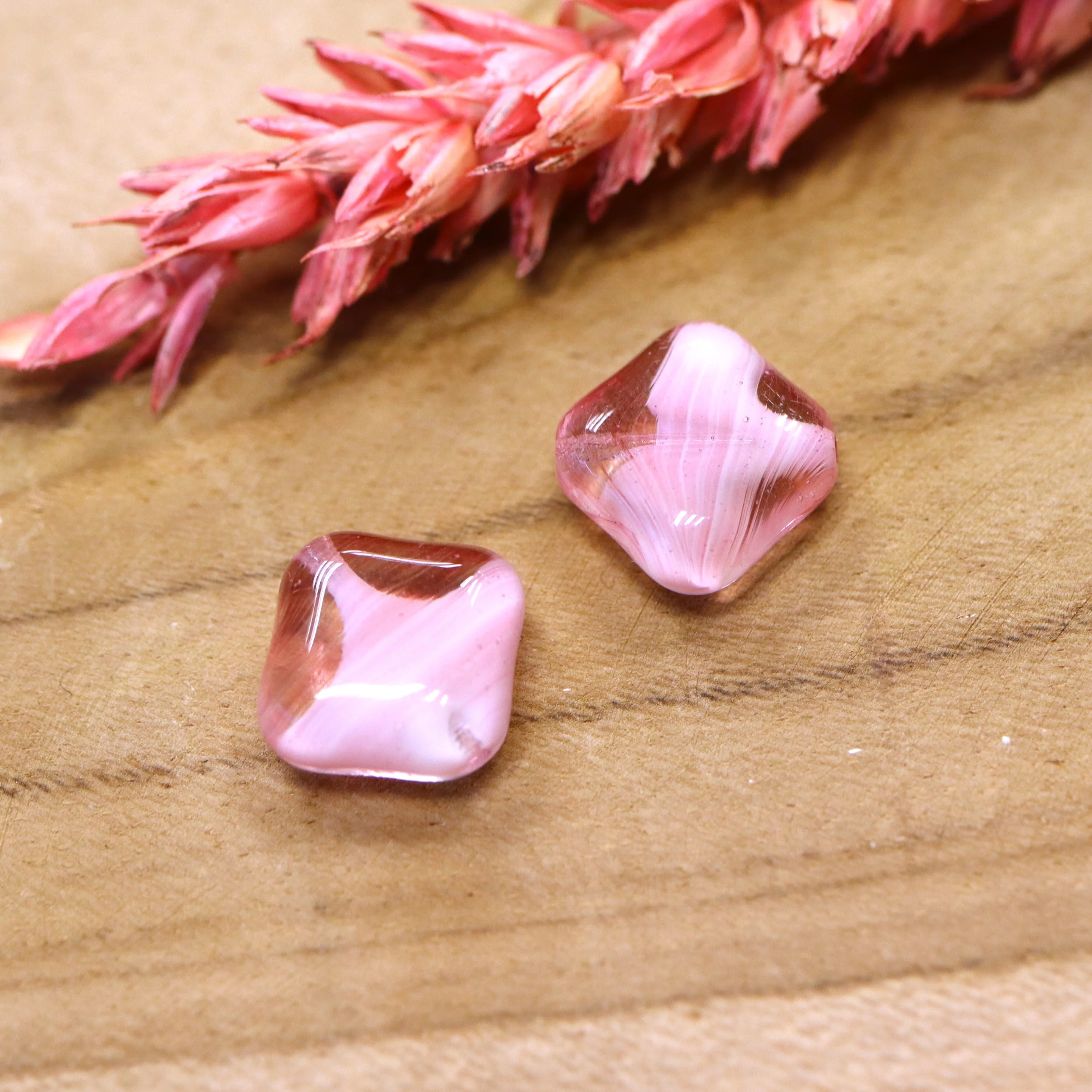Kraal roze - glaskraal transparant met witte swirl