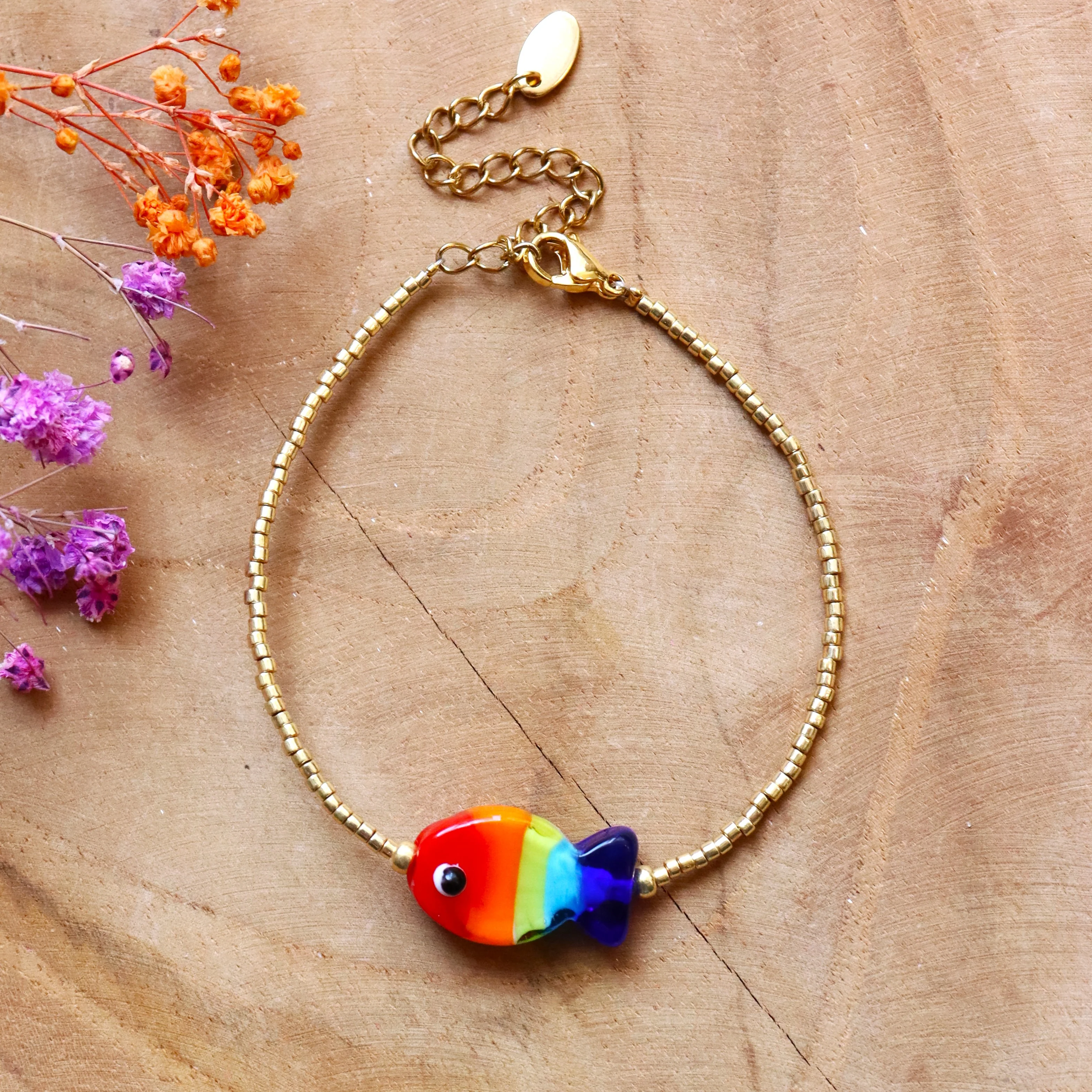 Kralenarmband - goud met regenboogvisje