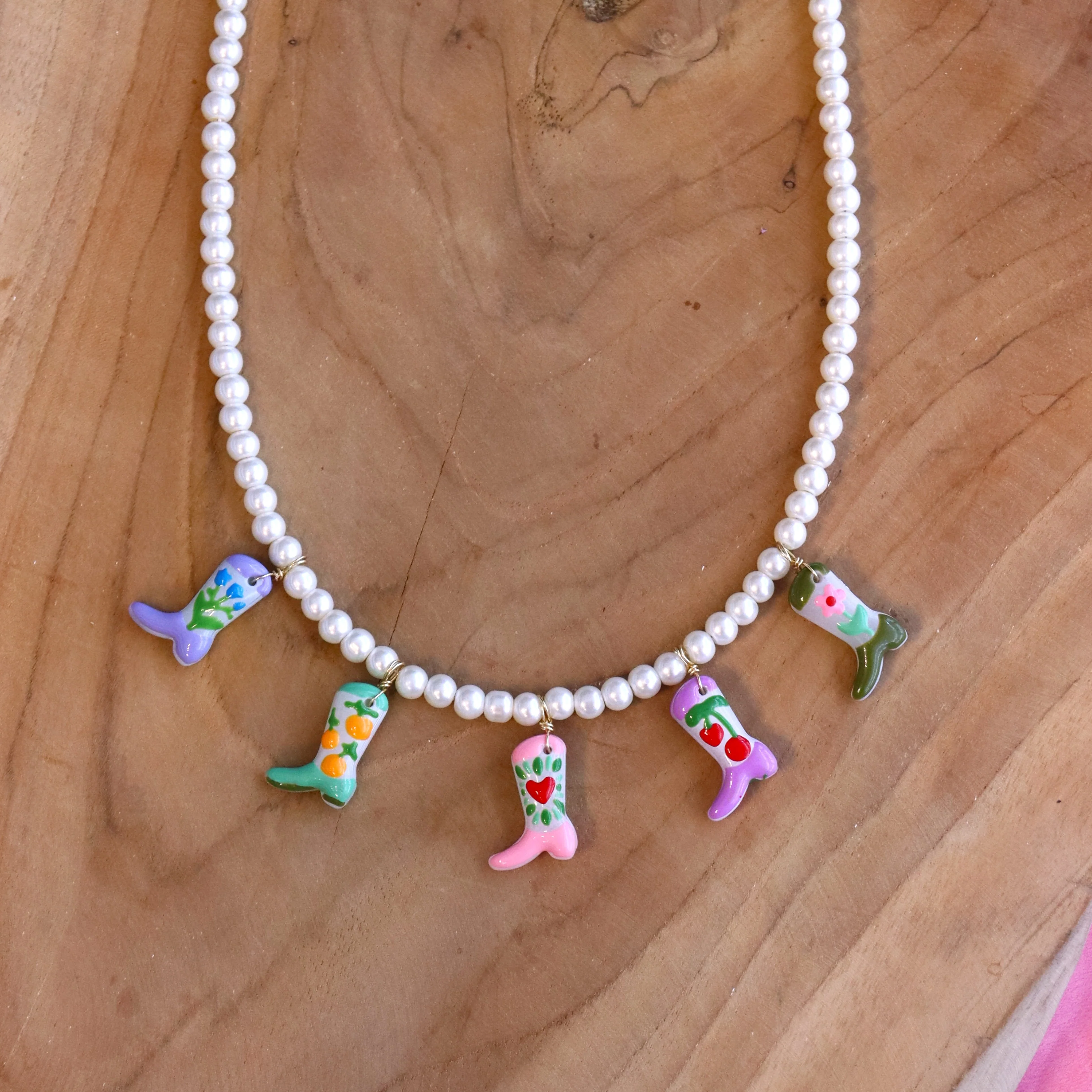 Kralenketting - parels met cowboylaarzen