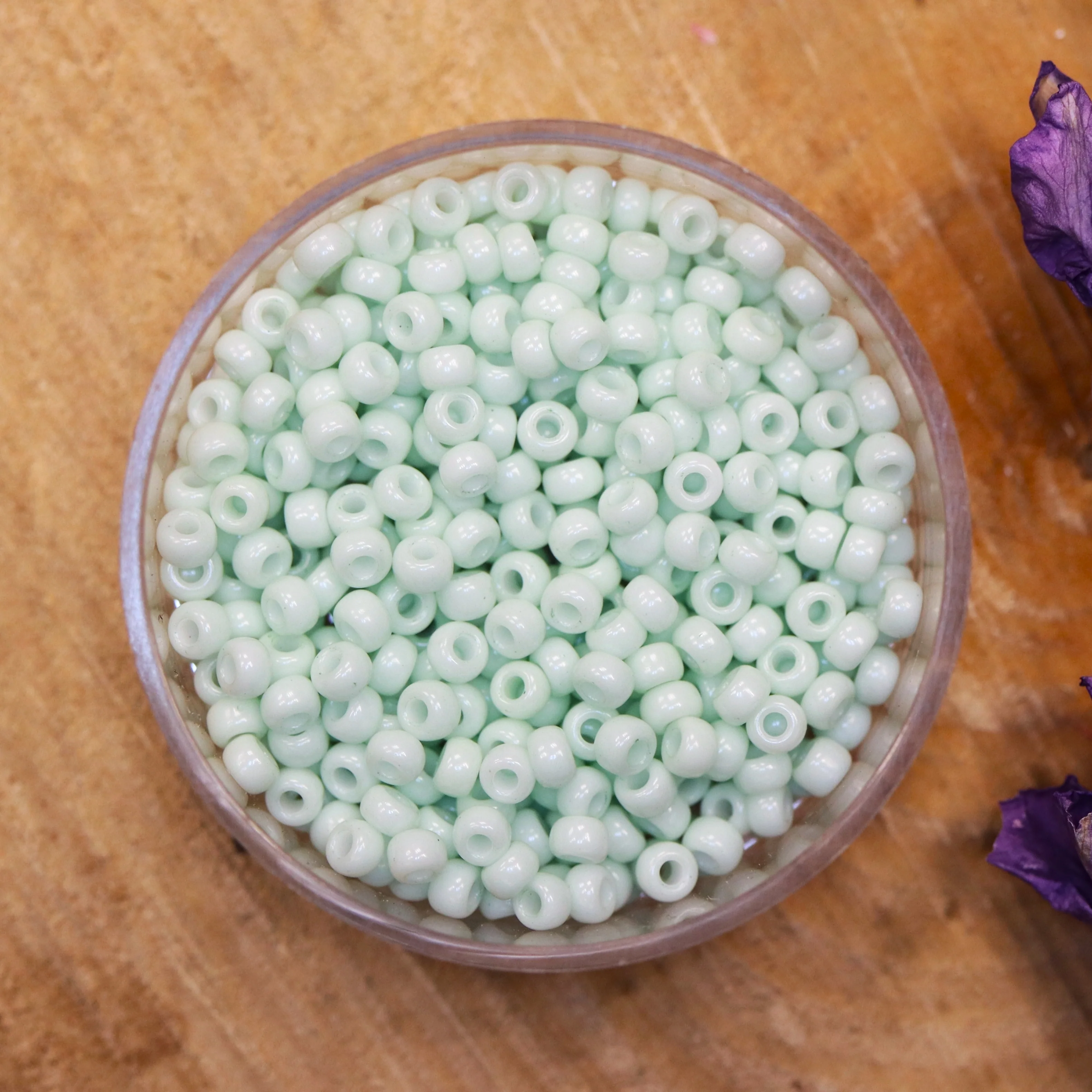 MR8-3318 Opaque light mint 10 gram