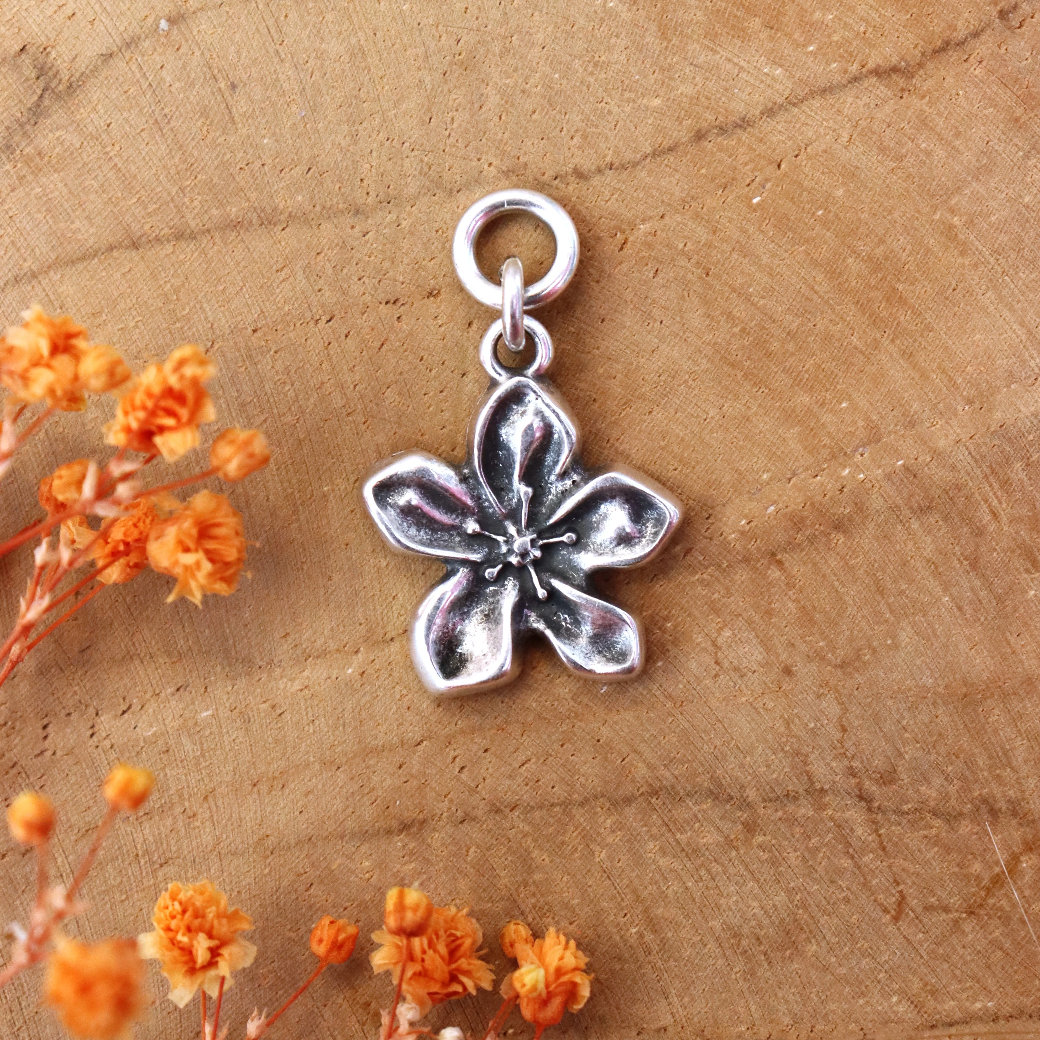 Oorringbedel bloem - zilver