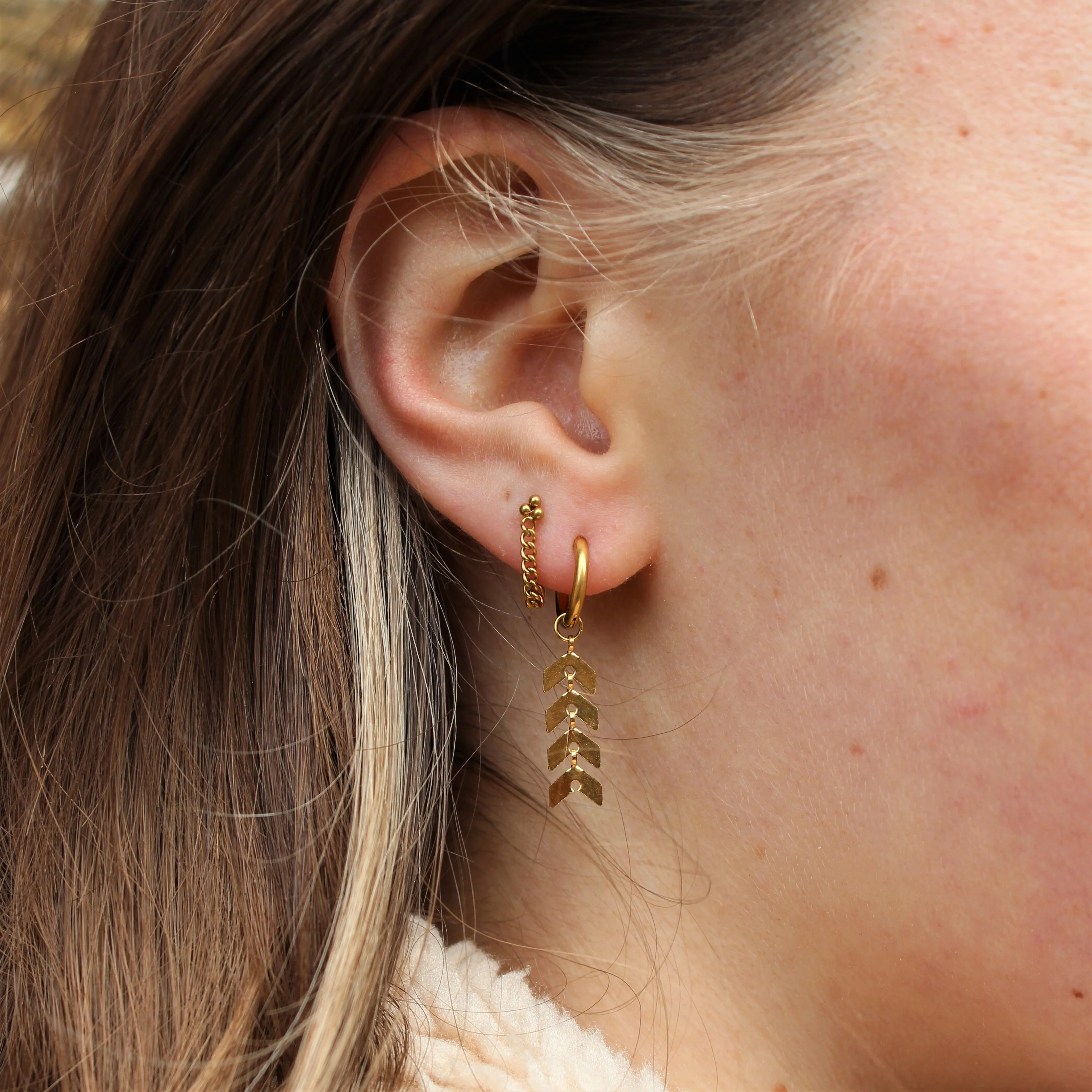 Stainless steel oorsteker met kettinkje goud - Image 3