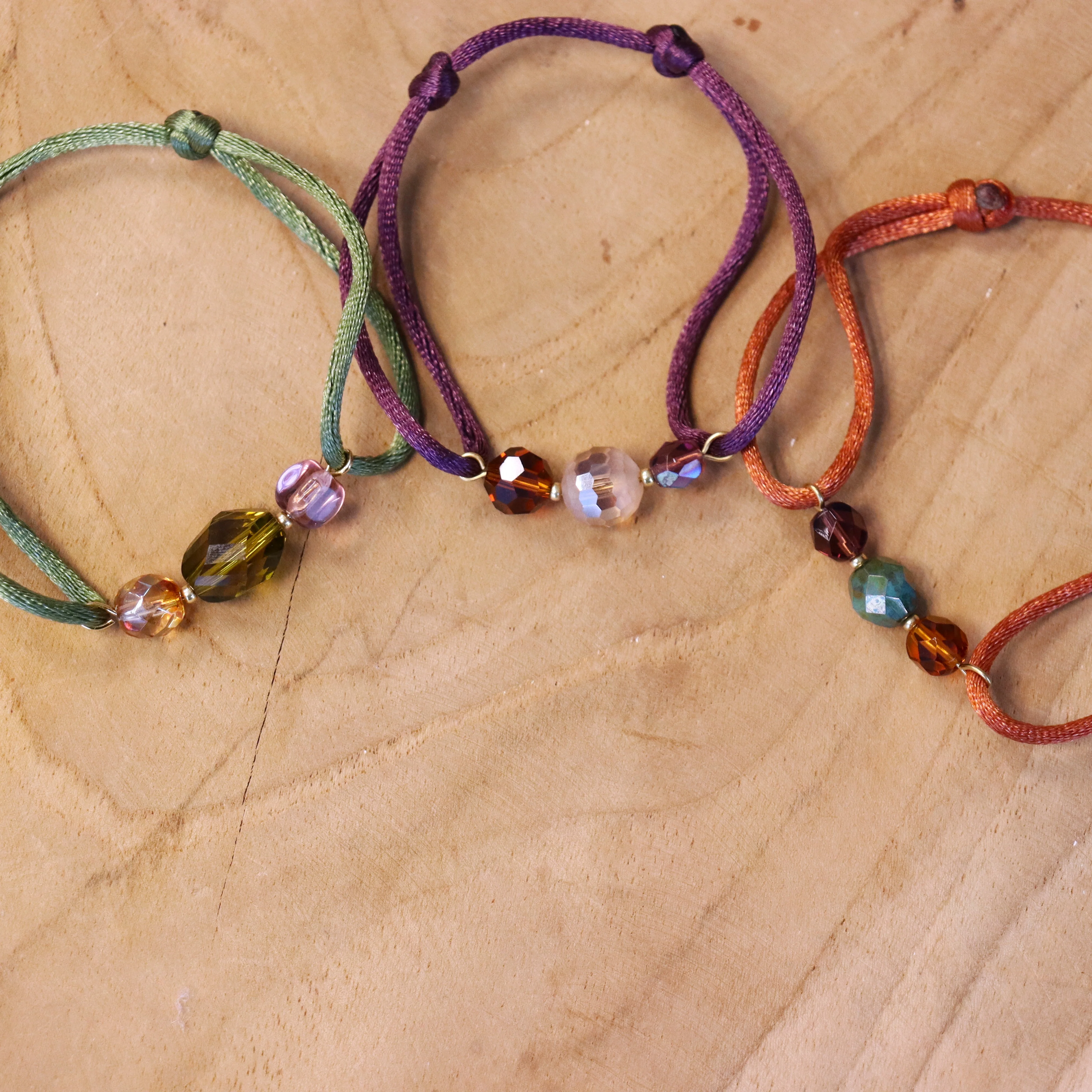Satijnen armband met glaskralen