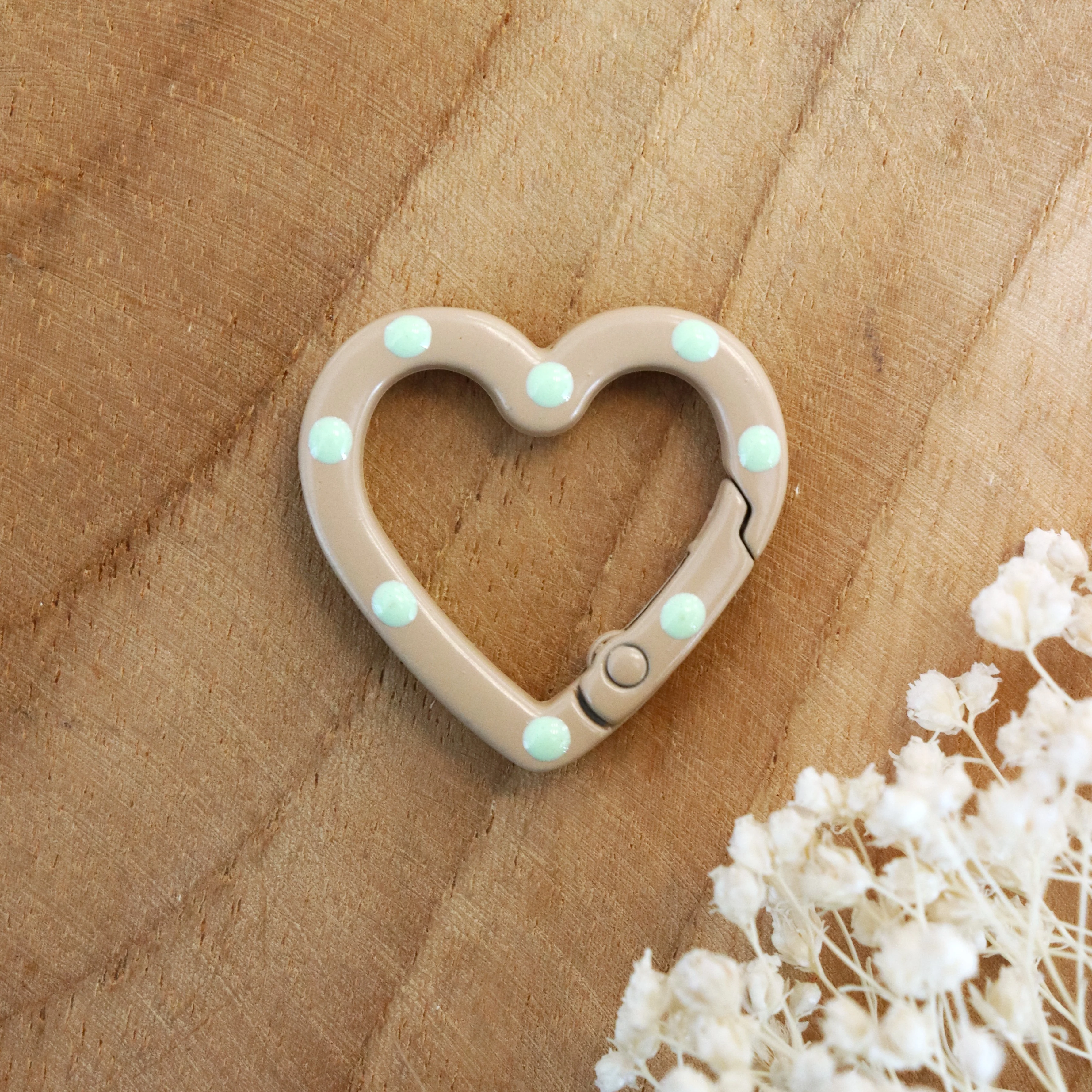 Sleutelhanger hart - beige met lichtgroene stippen