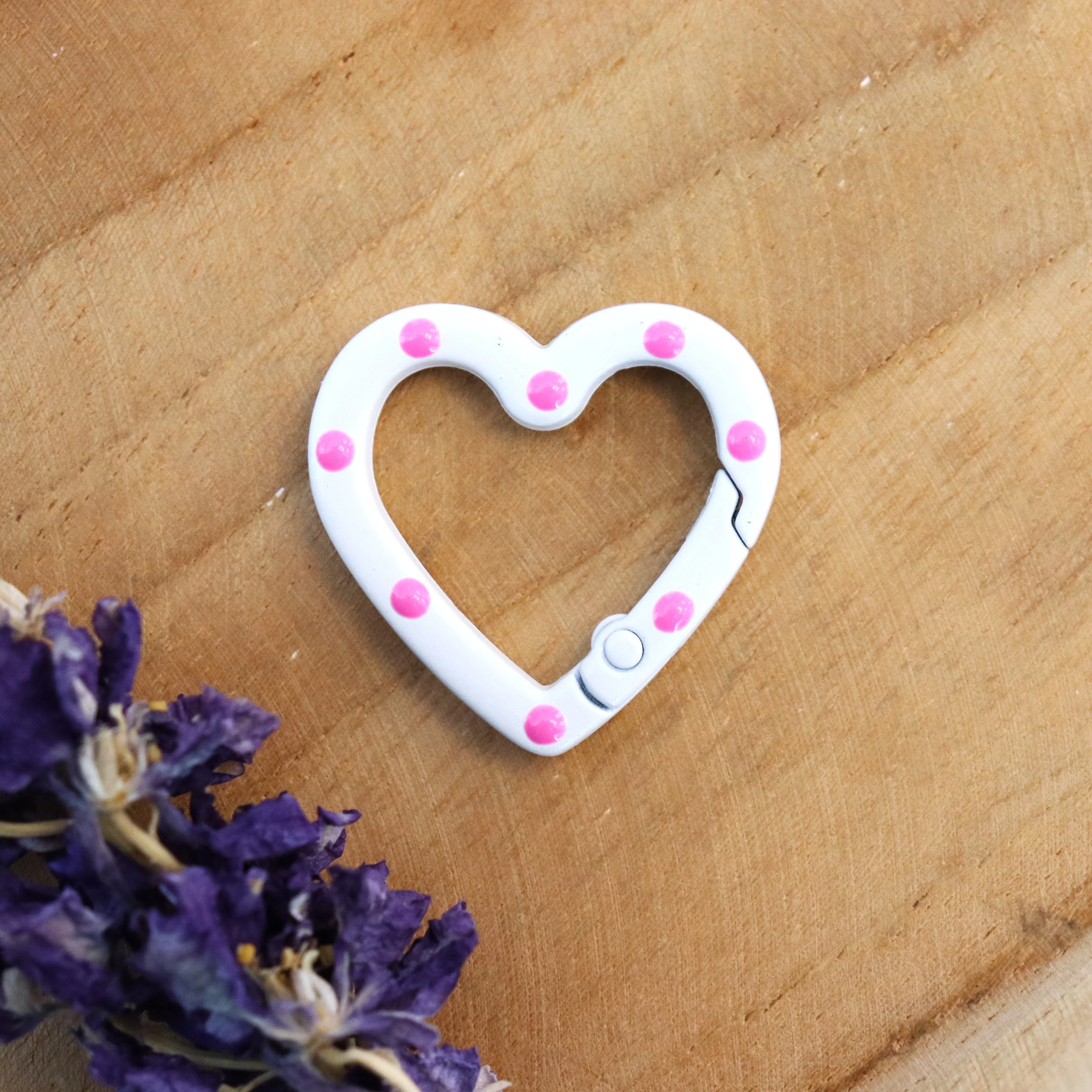 Sleutelhanger hart - wit met roze stippen