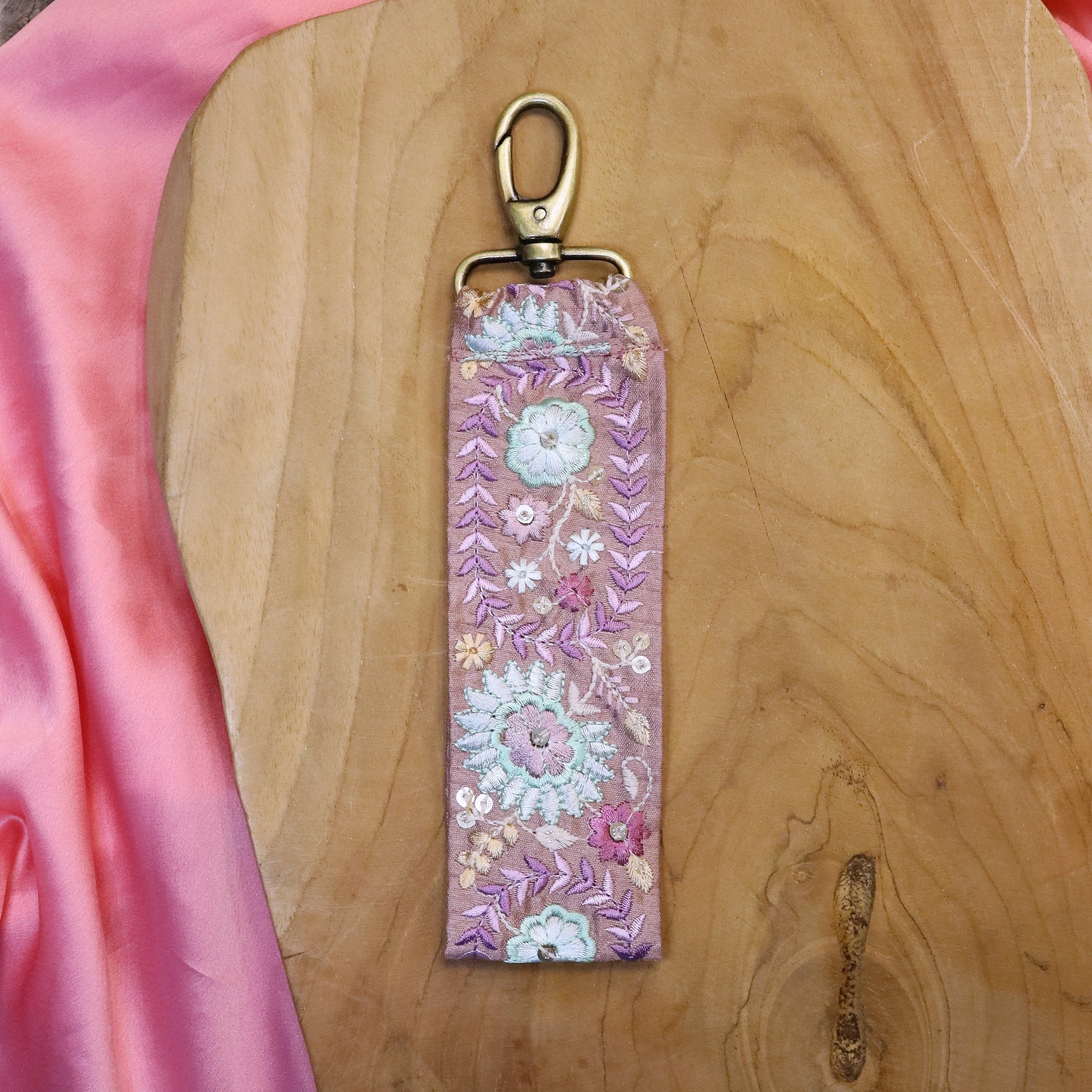 Sleutelhanger - lila met turquoise bloemen