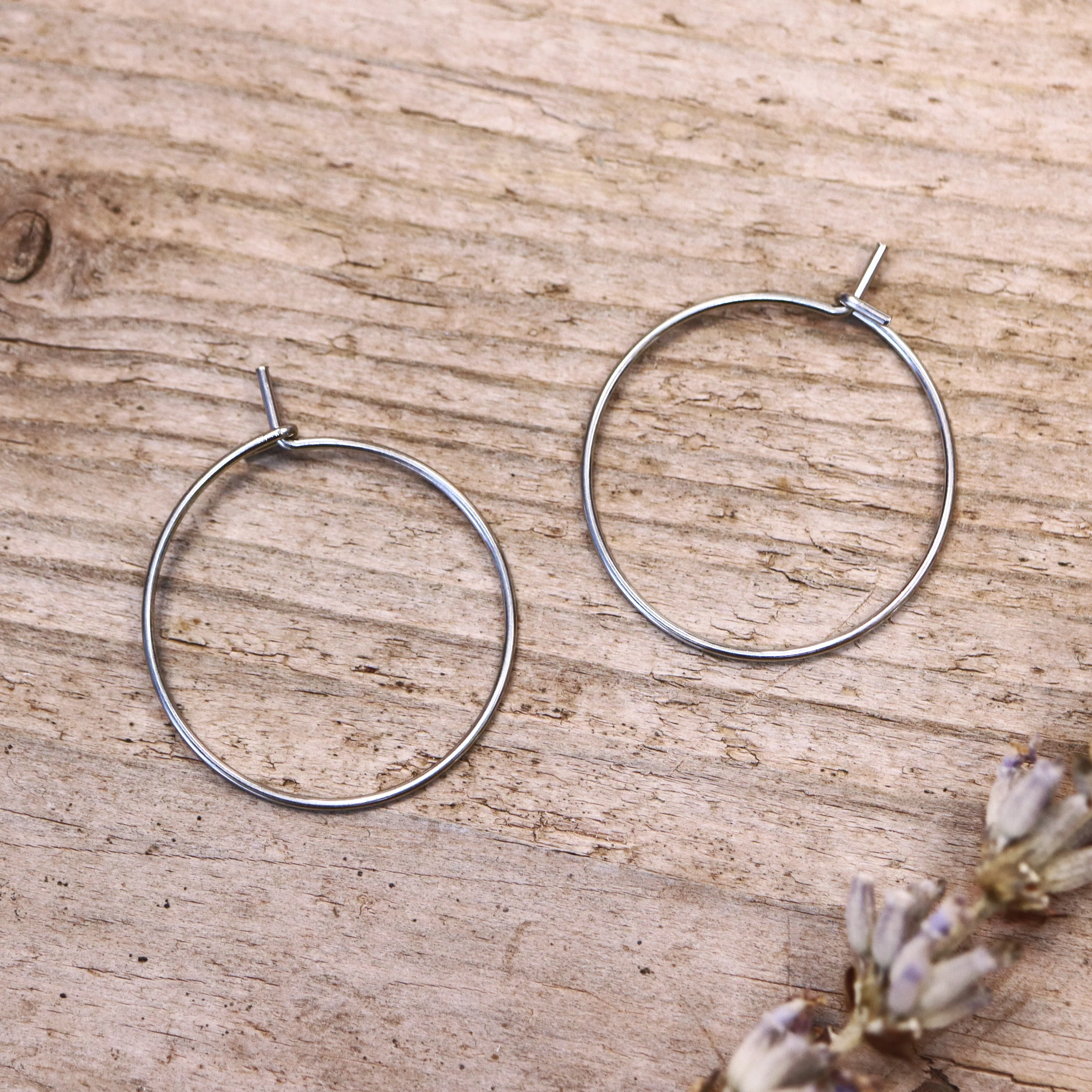 Smalle oorring van stainless steel zilver