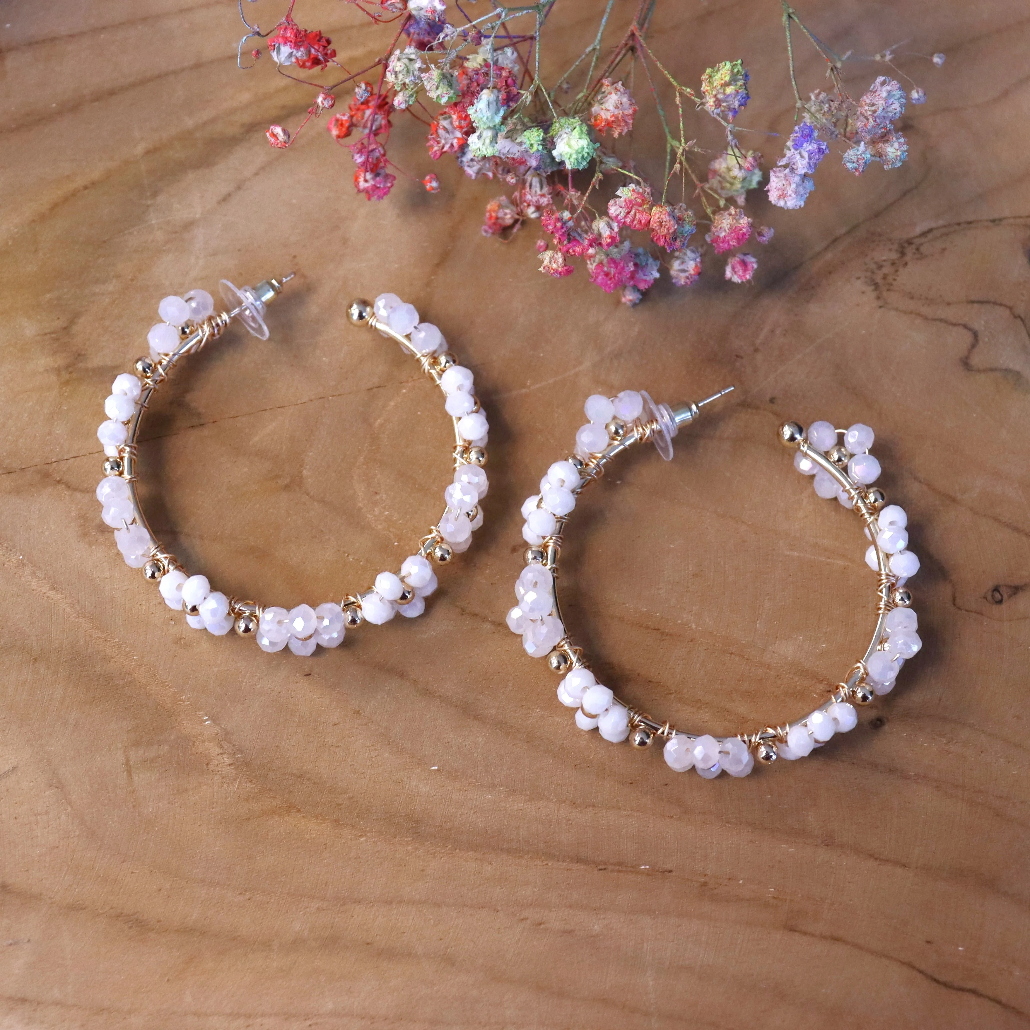 Statement oorbellen goud - oorringen met facetbloemen wit