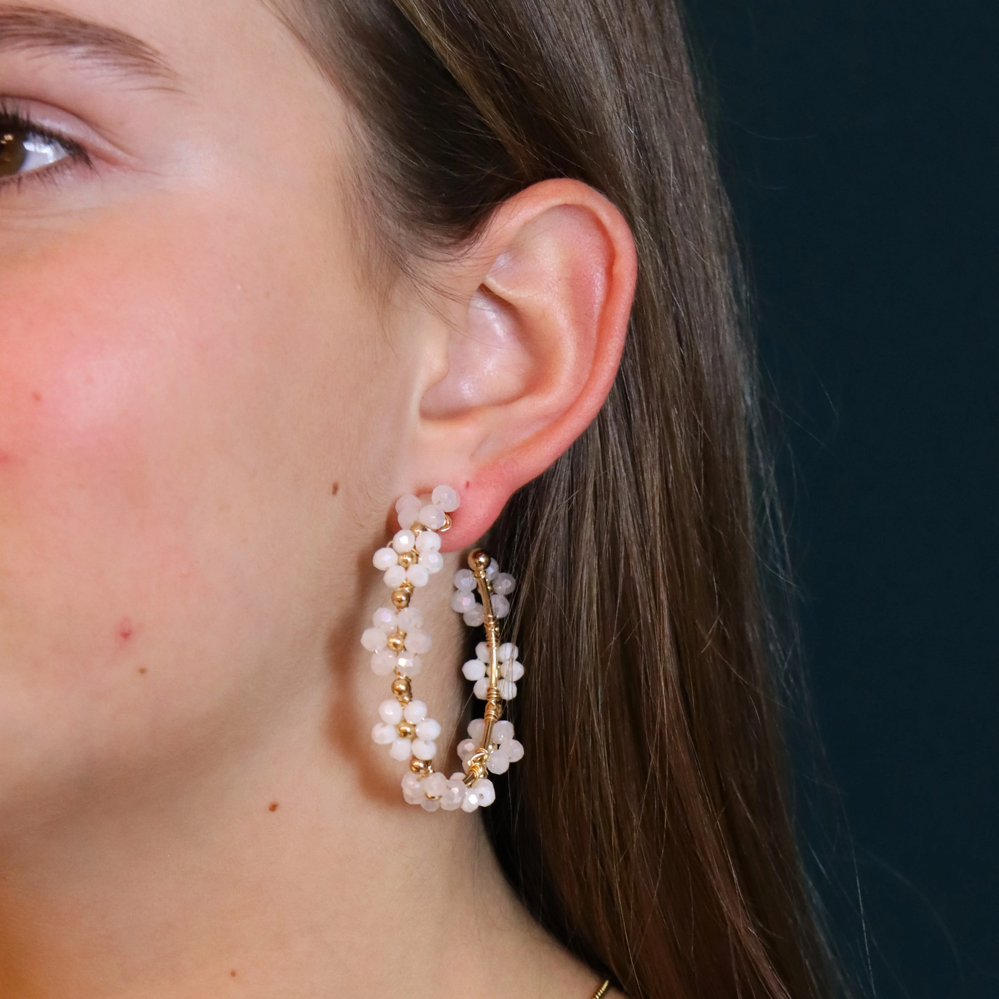 Statement oorbellen goud - oorringen met facetbloemen wit - Image 2